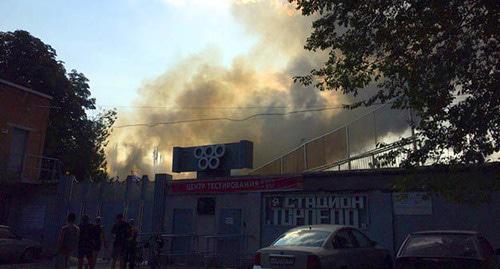 Пожар произошел на стадионе "Торпедо" в Таганроге. Фото http://bloknot-taganrog.ru/news/moshchnyy-pozhar-okhvatil-stadion-torpedo-v-taganr?sphrase_id=337439