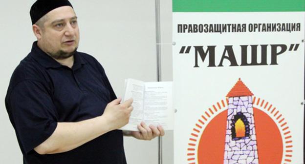 Магомед Муцольгов у штендера с символикой "Машра". Фото http://mchenrycitizenstaxwatch.org/blogs/342/posts/28890 