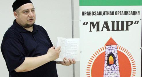 Магомед Муцольгов у штендера с символикой "Машра". Фото http://mchenrycitizenstaxwatch.org/blogs/342/posts/28890 