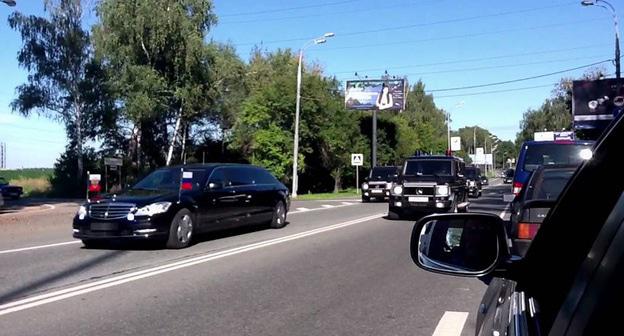 Кортеж Медведева. Кадр из видео пользователя NatalieSedletska https://www.youtube.com/watch?v=nQe8llSgdhg