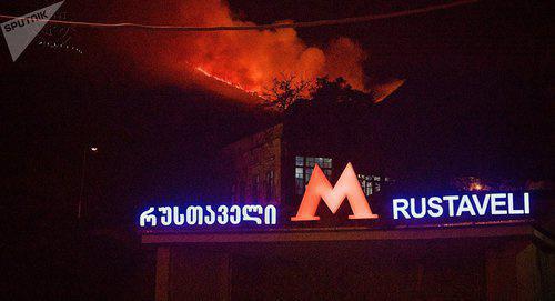 Пожар в центре Тбилиси. Фото © Sputnik / Denis Aslanov
 https://sputnik-georgia.ru/news/20170809/236910217/Chto-vyzvalo-pozhar-na-gore-Mtacminda-MVD-vedet-sledstvie.html