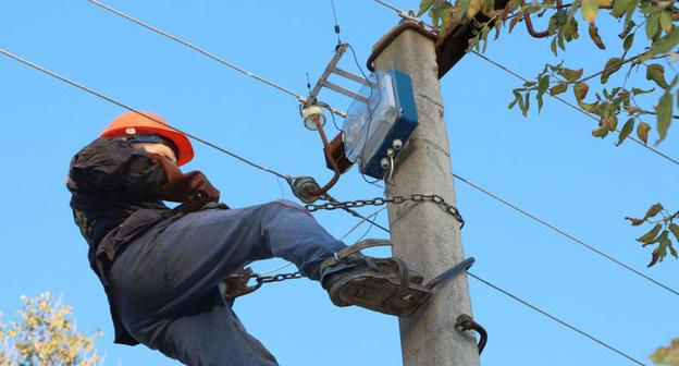 Электрик за работой. Фото http://www.riadagestan.ru