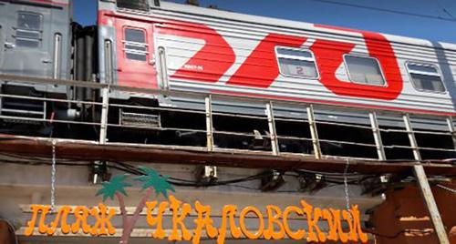 Вагоны поезда над пляжем "Чкаловский в Сочи. Фото Светланы Кравченко для "Кавказского узла"