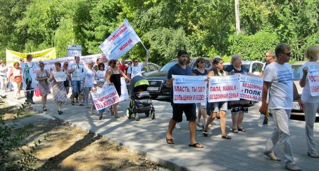 Участники шествия обманутых дольщиков в Аксае. 12 августа 2017 года. Фото Константина Волгина для "Кавказского узла"