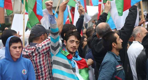 Руслан Гара (в центре). Фото: страница активиста в Facebook, https://www.facebook.com/photo.php?fbid=1944947058856228&set=t.100001754642286&type=3&theater 