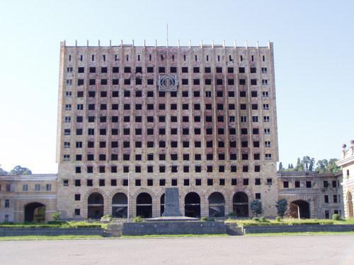 Здание парламента Абхазии после боёв сентября 1993 года. Автор фото: Yufereff