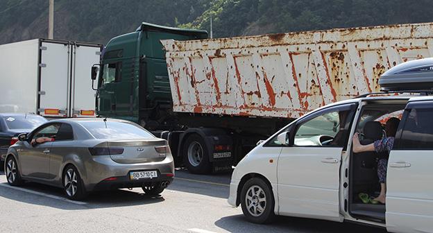 Пробка на подъезде к КПП "Верхний Ларс"/ Фото Алана Цхурбаева