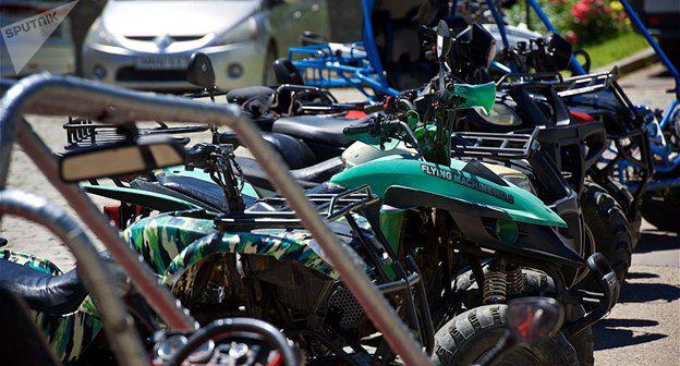 Квадроциклы у монастрыя Бодбе. Фото © Sputnik / Alexander Imedashvili
 https://sputnik-georgia.ru/incidents/20170813/236962520/Turistka-pogibla-v-rezultate-DTP-v-Borzhomi.html