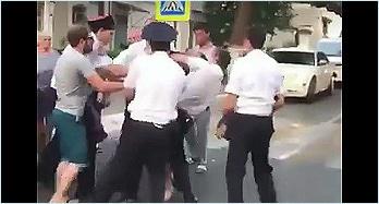 Задержание молодого человека, танцевавшего на улице лезгинку в Геленджике. Фото: Стоп-кадр видео https://www.youtube.com/watch?v=ccUY6Y0GBao
