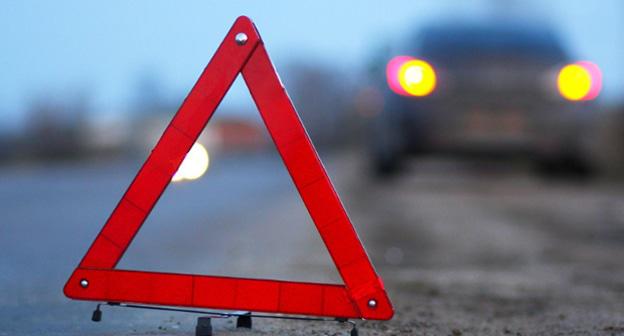Аварийный знак на дороге. Фото http://www.riadagestan.ru/news/disasters_and_catastrophes/chetyre_cheloveka_stali_zhertvami_dtp_v_buynakskom_rayone_dagestana/