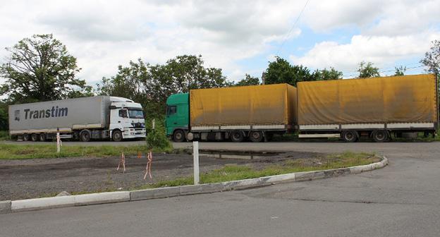 Большегрузы на Военно-Грузинской дороге. Фото Эммы Марзоевой для "Кавказского узла"