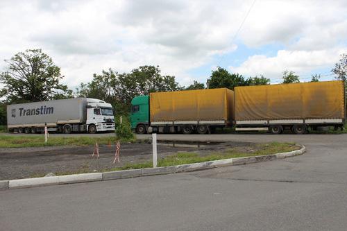 Большегрузы на Военно-Грузинской дороге. Фото Эммы Марзоевой для "Кавказского узла"