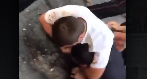 Задержание молодого человека, танцевавшего на улице лезгинку в Геленджике. Фото: Стоп-кадр видео https://www.youtube.com/watch?v=ccUY6Y0GBao

