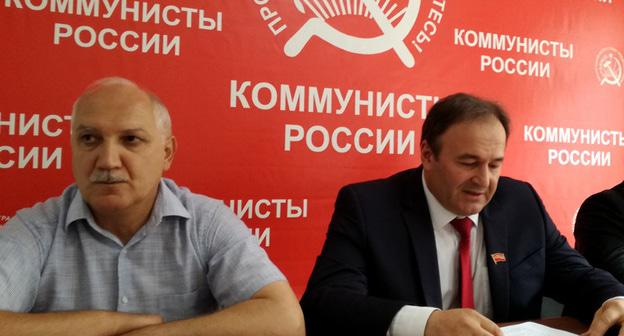 Руслан Хугаев (справа) и Виталий Дедегкаев во время пресс-конференции. Фото Эммы Марзоевой для "Кавказского узла"