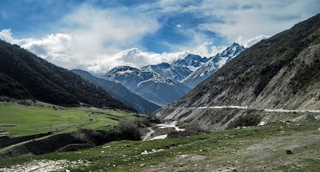 Вид на Адай-Хох (крайний правый пик) из Нарского ущелья. Северная Осетия. Фото: Иосиф Короткий https://ru.wikipedia.org/
