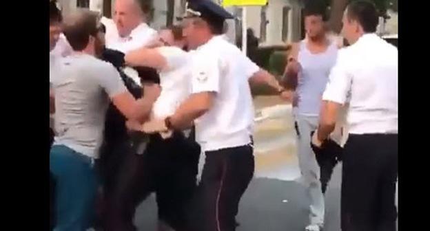 Задержание молодого человека, танцевавшего на улице лезгинку в Геленджике. Фото: Стоп-кадр видео https://www.youtube.com/watch?v=ccUY6Y0GBao