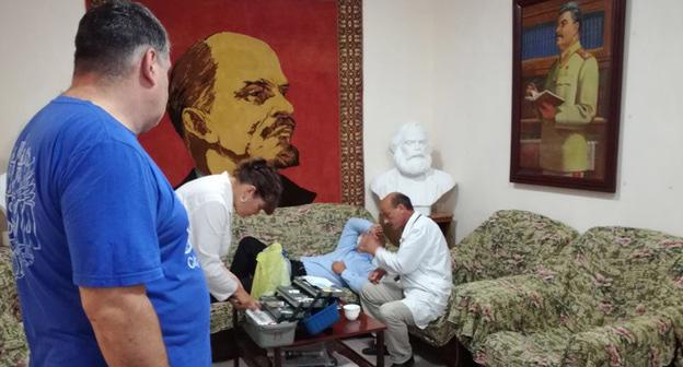 У первого секретаря североосетинского отделения партии "Коммунисты России" Спартака Хугаева поднялось давление и ему вызвали медиков. 14 августа 2017 г. Фото: пресс-службы партии
