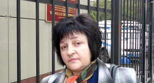 Мать Юрия -Людмила Кострыкина у здания полиции. Фото Светланы Кравченко для "Кавказского узла"