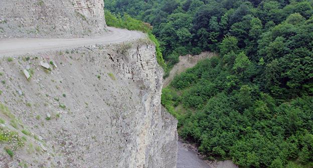 Дорога  в Итум-Калинском районе Чечни. Фото http://itum-kali.com/chechnya-gory-itum-kalinskij-rajon/?l?actio
