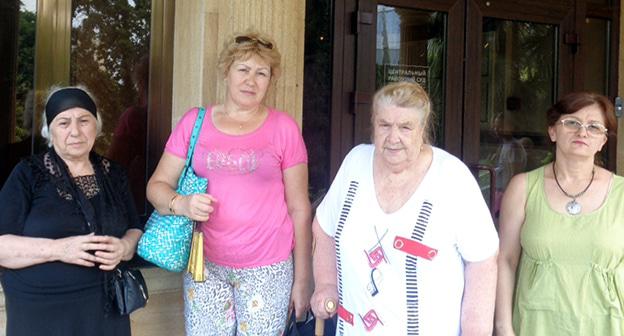 Потерпевшие у здания суда/ Фото Светланы Кравченко для "Кавказского узла"