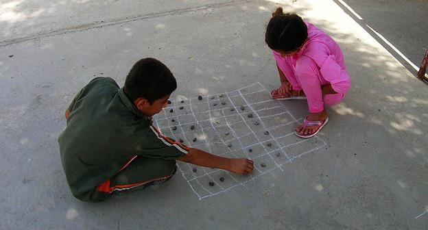 Детская игра. Фото http://kaspyinfo.ru/astrahanka-uznala-svoego-vnuka-na-video-o-bagdadskom-prijute/