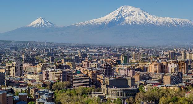 Вид на Ереван и гору Арарат. Фото: Serouj Ourishian https://ru.wikipedia.org/