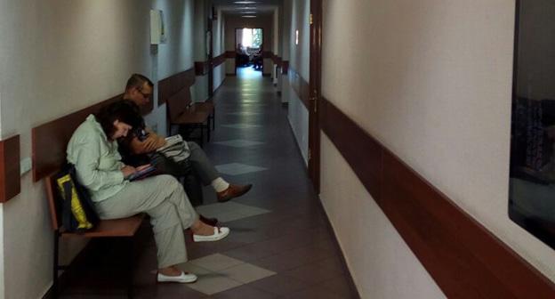 В ожидании начала заседания по делу Нагавкина. Москва, 15 августа 2017 г. Фото корреспондента "Кавказского узла"