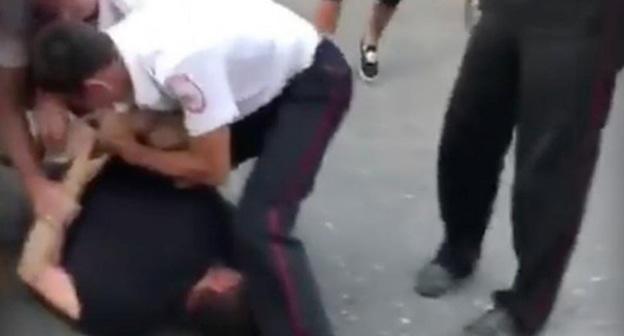 Задержание молодого человека, танцевавшего на улице лезгинку в Геленджике. Фото: Стоп-кадр видео https://www.youtube.com/watch?v=ccUY6Y0GBao