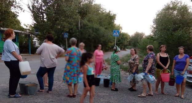 Жители Соцпоселка ожидают водовоз. 17 августа 2017 г. Фото Вячеслава Прудникова для "Кавказского узла"