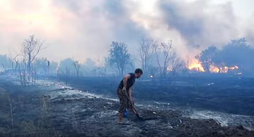 Ландшафтный пожар в Усть-Донецком районе. Скриншот с видео https://www.youtube.com/watch?v=9FUoAYQrR8w