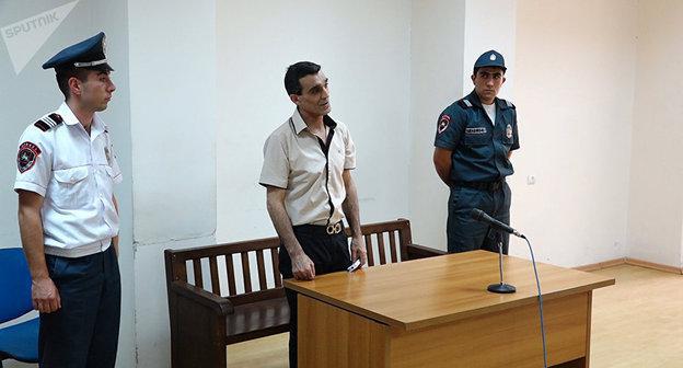 Грачья Арутюнян в зале суда Фото © Sputnik/ Karen Yepremyan
https://ru.armeniasputnik.am/armenia/20170818/8326968/grachyu-arutyunyana-sudyat-vnov-soglasna-li-armyanskaya-femida-s-rossijskoj.html