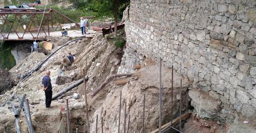 Стена дома в  непосредственной близости от места обрушения. Унцукульский район, 17 августа 2017 г. Фото корреспондента "Кавказского узла"