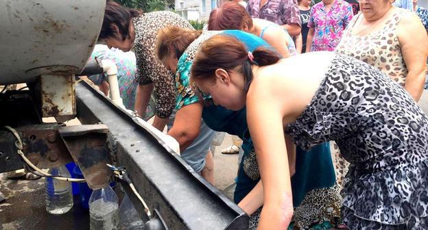 Жители Красного Сулина набирают воду на водовозке. 21 августа 2017 г. Фото Вячеслава Прудникова для "Кавказского узла"