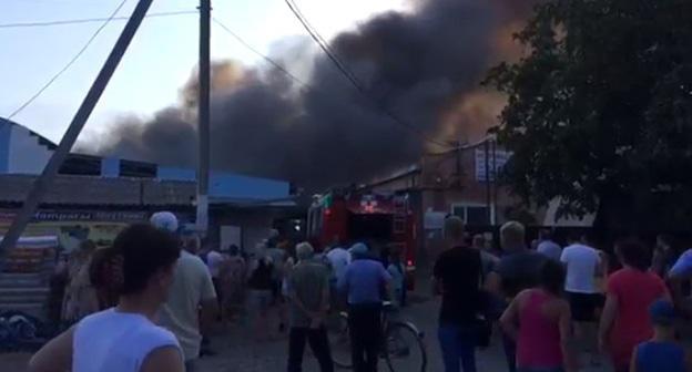 Пожар на территории центрального рынка в Новокубанске. 21 августа 2017 г. Фото предоставлено очевидцем