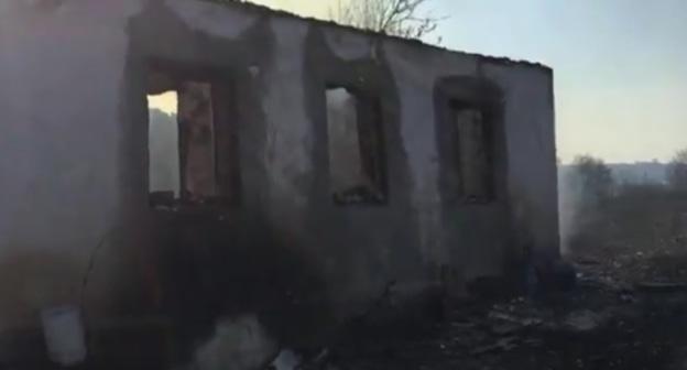 Сгоревший дом на хуторе Малая Гнилуша. Фото: скриншот видео https://www.youtube.com/watch?v=UEPfhEOCjsQ&feature=youtu.be