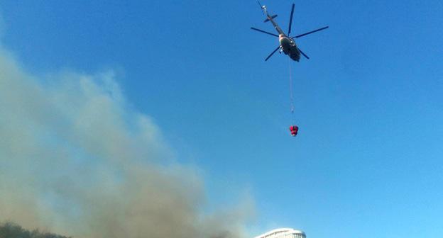 Вертолёт на месте пожара в Ростове-на-Дону, 21 августа 2017 г. Фото Константина Волгина для "Кавказского узла"