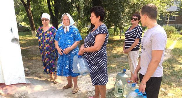 Жители Красного Сулина ожидании водовозки. 21 августа 2017 г. Фото Вячеслава Прудникова для "Кавказского узла"