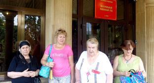 Потерпевшие возле здания суда. Сочи, 17 августа 2017 г. Фото Светланы Кравченко для "Кавказского узла"