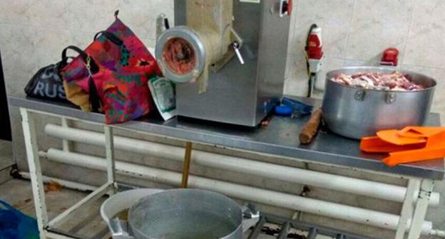 Разделка мяса в пищеблоке банкетного зала. Фото http://islamdag.ru/news/2017-08-24/na-svadbe-v-mahachkale-otravilsya-21-chelovek