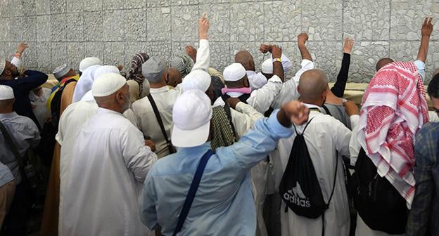 Паломники в здании Джамарата во время ритуального бросания камней. Фото © Sputnik / Mikhail Voskresensky

