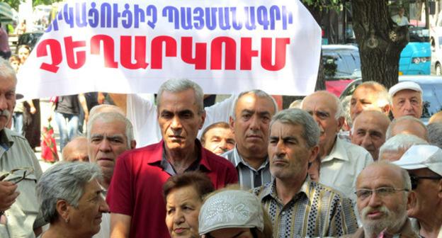 Акция протеста бывших сотрудников завода «Наирит». Надпись на плакате: "Отмена рабского соглашения!". Ереван, 14 июля 2016 г. Фото Тиграна Петросяна для "Кавказского узла"