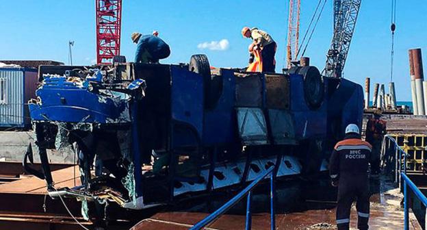 Падение автобуса в Керченский пролив. Ведутся спасательные работы. 23 августа 2017 г. Фото: МЧС России