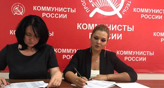 Голодающие активисты "Коммунистов России" во Владикавказе. Лейла Магкеева (слева) и Анжела Гуцаева. Фото пресс-службы партии