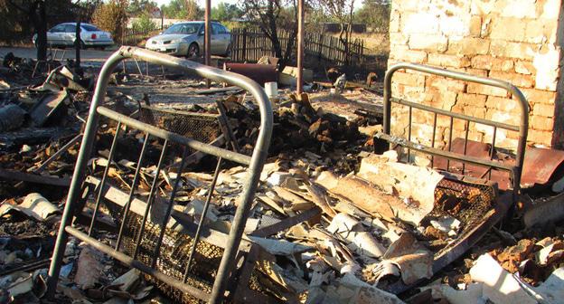 Сгоревший дом в хуторе Красный Среднеахтубинского района Волгоградской области. 23 августа 2017 г. Фото Вячеслава Ященко для "Кавказского узла"