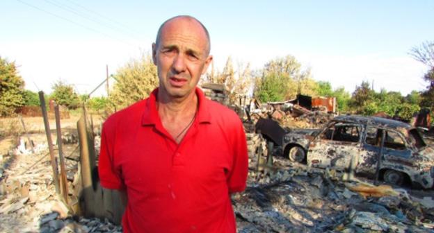 Житель хутора Красный на пепелище. Фото: Вячеслав Ященко для "Кавказского узла".