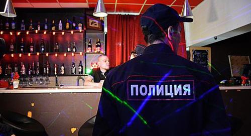 Полицейский в баре. Фото Марии Майер, ИА "Комиинформ"