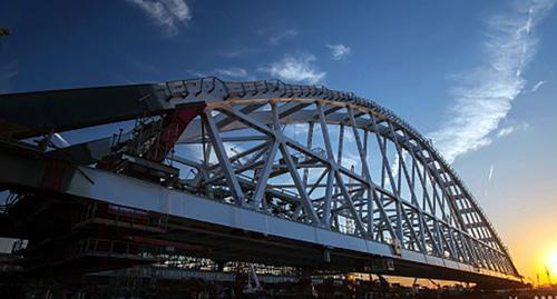 Строительство моста в Керченском проливе. Фото: http://kerch-most.ru/28-avgusta-nachnetsya-ustanovka-farvaternoj-arki-kerchenskogo-mosta.html