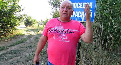 Фермер из хутора Красного Юрий Шевцов помогал пожарным бороться с огнем во время пожара 23 августа