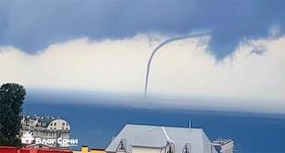 Смерч в Черном море. Фото: стоп-кадр видео http://blogsochi.ru/category/tegi/smerch