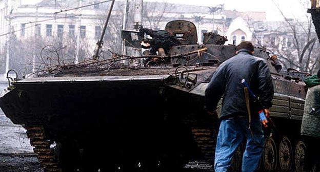 Уничтоженная российская БМП в Грозном, январь 1995 года. Фото: Михаил Евстафьев https://ru.wikipedia.org